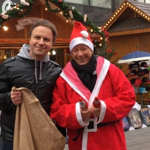 Wetzlars SPD-Bundestagsabgeordnete Dagmar Schmidt im Weihnachtsmannkostüm (r.) und der stellvertretende Ortsvereinsvorsitzende Andreas Stahl beim Veteilen der Schokoladenweihnachtsmänner. Foto: Inga Boeck