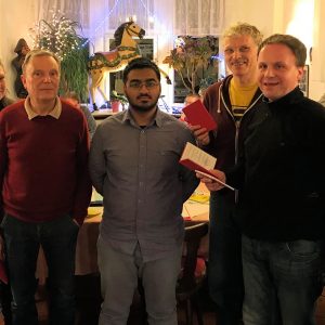 Gruppenaufnahme im Restaurant Süß. Vier Neumitglieder bekommen ihre Parteibücher vom stellvertretenden Vorsitzenden Andreas Stahl überreicht.