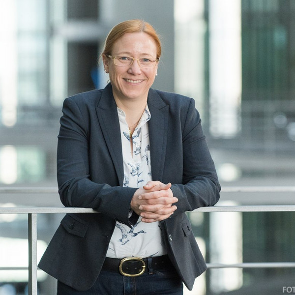 Dagmar Schmidt lehnt an Reling im Paul-Löbe-Haus in Berlin